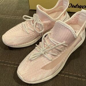 Mesh lace up sneaker size 5 💕